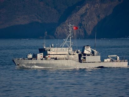 El dragaminas 'TCG Akçay' de la Armada turca surcaba las aguas del Bósforo en dirección al mar Negro el pasado sábado 26 de marzo.