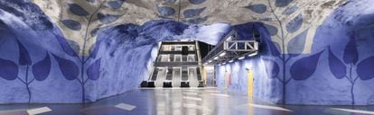 Roca natural al descubierto en T-Centralen, centro neurálgico de la línea B del metro de Estocolmo. La decoración con motivos tradicionales en blanco y azul corresponde al artista finlandés Per Olaf Utvedt.