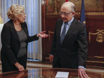 La alcaldesa de Madrid, Manuela Carmena, con el ministro de Hacienda, Cristóbal Montoro.