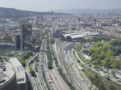 El recinto del zoo de Barcelona, en el parque de la Ciutadella, junto a las vías de la Estación de Francia y a la Ronda Litoral.