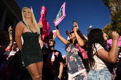 Admiradores de Britney Spears celebran el veredicto frente al juzgado de Stanley Mosk, en Los Ángeles.