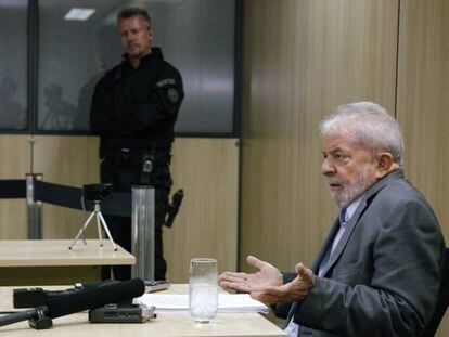 El expresidente Lula, este viernes durante la entrevista exclusiva en la sede de la Policía Federal Curituba.