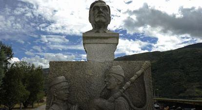 Busto de José Luis Baltar en el municipio de Vilamartín de Valdeorras