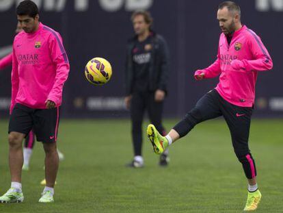 Luis Su&aacute;rez e Iniesta en el entrenamiento del Barcelona