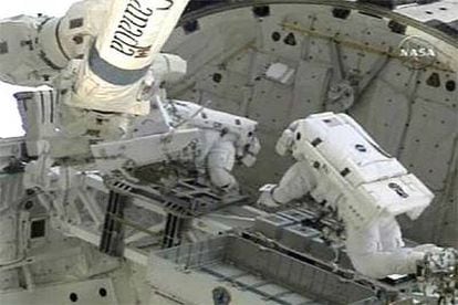 Dos astronautas, Piers Seller y Mike Fossum, prueban técnicas de reparación térmica.