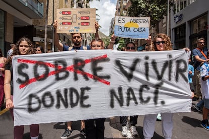 Protesta contra el turismo de masas, este sábado en Santa Cruz de Tenerife.