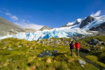 Senderistas frente a un glaciar en la cordillera Salvesen, en las islas Geogias del Sur.