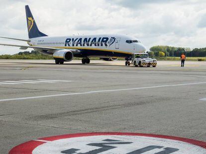 Un avión de la aerolínea irlandesa Ryanair espera en el aeropuerto de Charleroi (Bélgica).