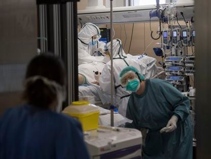 Varias enfermeras atienden a un paciente ingresado en la UCI de Vall d'Hebron (Barcelona).