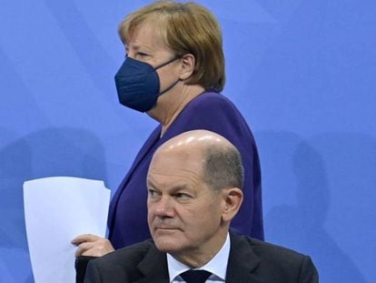 La canciller alemana, Angela Merkel, y el futuro canciller, Olaf Scholz.