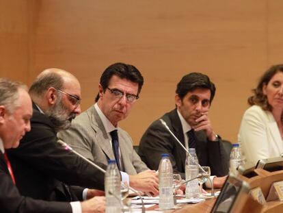 El ministro de Industria, Jos&eacute; Manuel Soria, junto a Jos&eacute; Mar&iacute;a Fuster, director general del Santander (a la izquierda), Fernando Abril-Martorell, presidente de Indra, y Jos&eacute; Mar&iacute;a &Aacute;lvarez-Pallete, consejero delegado de Telef&oacute;nica