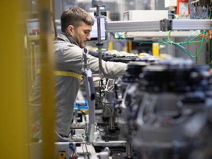 Operarios en la planta de economía circular de Renault en Sevilla.