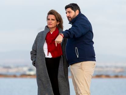 La ministra de Transición Ecológica, Teresa Ribera, y el presidente de la Región de Murcia, Fernando López Miras, este miércoles, durante un paseo por el mar Menor en San Pedro del Pinatar (Murcia).