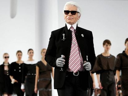 El diseñador Karl Lagerfeld, en octubre de 2012. En vídeo, análisis de expertos en moda de EL PAÍS sobre la carrera de Lagerfeld.