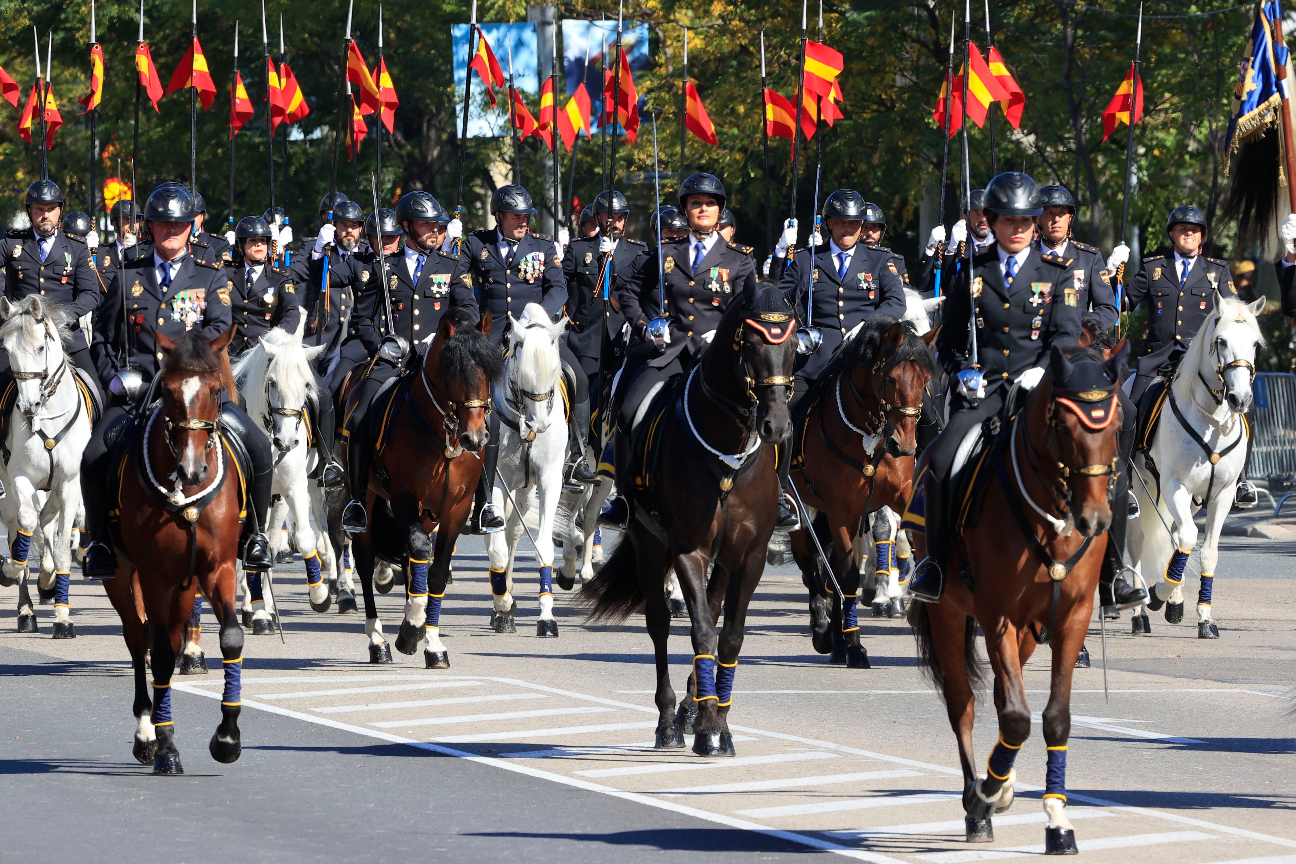 Efectivos de la Unidad de Caballería de la Policía Nacional participan en el desfile del Día de la Fiesta Nacional.