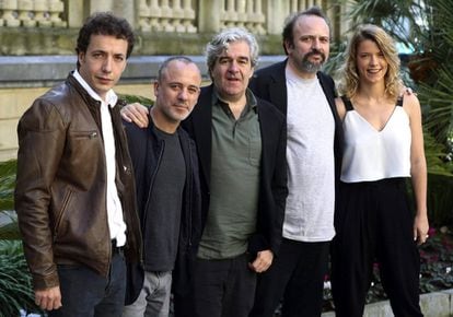 Los realizadores, Juan Cavestany (2d), y Álvaro Fernández Armero (c), posan junto a los actores, Javier Gutiérrez (2i), Vito Sanz (i), y Ana Adams (d), durante la presentación de su serie "Vergüenza" en el Festival de San Sebastián. Habrá una serie de televisión por primera vez en la sección oficial de San Sebastián