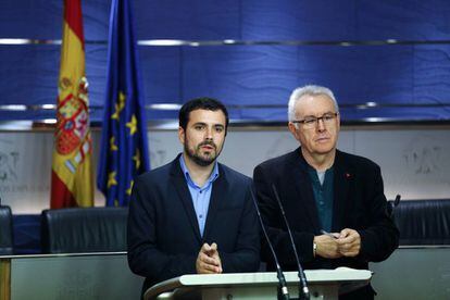 El diputado de IU Alberto Garz&oacute;n junto al coordinador Cayo Lara, en el Congreso.