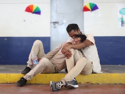 Dos hombres se abrazan dentro del Centro Preventivo Varonil Oriente, en Ciudad de México, el pasado 23 de junio.