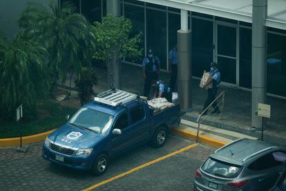 La Policía de Nicaragua tras decomisar equipos en la redacción de la revista Confidencial Nicaragua.
