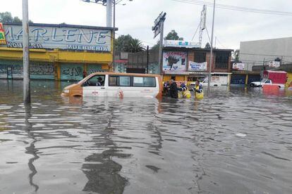 Inundaciones en el oriente de la Ciudad de México este viernes.