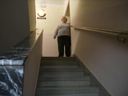 Vecinos que no pueden salir a la calle porque su vivienda no tiene ascensor, en la calle del Quince de Agosto 21, en Madrid