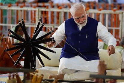 El primer ministro de la India, Narendra Modi, teje  durante un evento en Ahmedabad.
 