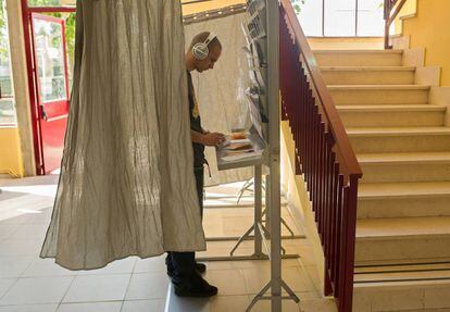 Un joven eligiendo su voto para las Elecciones generales del 26 de junio de 2016 en Madrid.