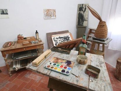 Una de las estancias del Mas Miró de Mont-roig del Camp, la casa de verano del pintor Joan Miró que abre este viernes sus puertas.