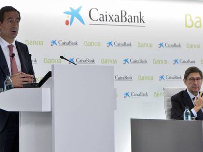 Gonzalo Gortázar, consejero delegado de CaixaBank, y José Ignacio Goirigolzarri, presidente de Bankia, en la presentación de la fusión.