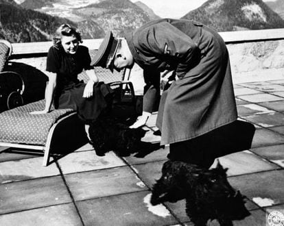 Eva Brown y Adolf hitler, en una instantánea tomada en 1941.