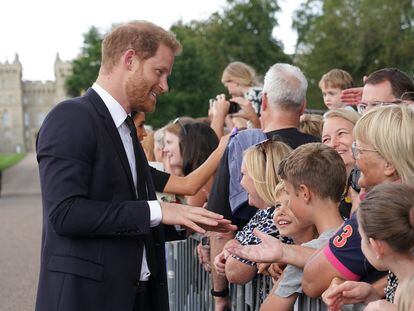 El príncipe Enrique saluda a los congregados a las puerta del castillo de Windsor, en Berkshire tras la muerte de la reina Isabel II.