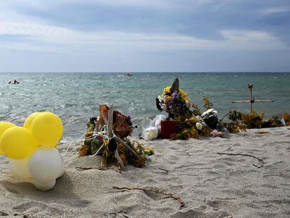 Flores, cruces y globos en la playa cercana a la localidad calabresa de Steccato di Cutro, en cuyas aguas murieron 79 migrantes el 26 de febrero.