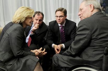 Elena Salgado conversa con ministros de Finanzas europeos el pasado 18 de enero en Bruselas.