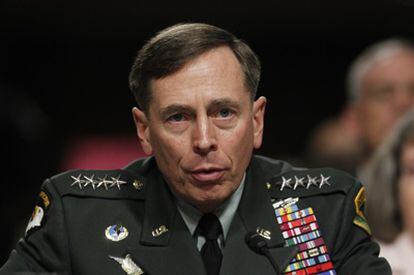 El general  David Petraeus, sustituto de McCrystal como jefe militar de EE UU en Afganistán, comparece ante el Comité de Fuerzas Armadas del Senado.