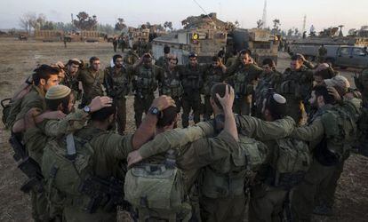 Soldados israel&iacute;es de la Brigada Golani forman un c&iacute;rculo este mi&eacute;rcoles antes de entrar en territorio de Gaza desde Israel. 