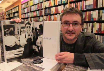 Aduriz con uno de los ejemplares de 'Mugaritz' en la librería Elkar de San Sebastián.