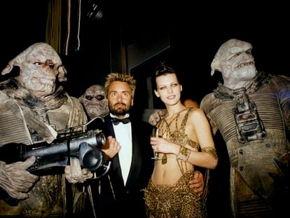 El director Luc Besson y Milla Jovovich, durante la presentación en Cannes de 'El quinto elemento' en 1997.