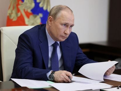El presidente ruso, Vladímir Putin, preside una reunión por videoconferencia desde su residencia de Novo-Ogaryovo, a las afueras de Moscú el pasado día 2.