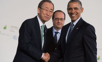Ban Ki-Moon estrecha la mano a Obama ante Hollande.