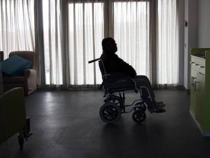 Una persona mayor ve la televisión en una residencia de ancianos en Madrid.  