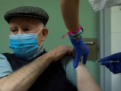 Un hombre recibe la primera dosis de la vacuna del Covid-19 de Pfizer en Barcelona.