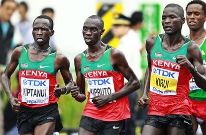 Abel Kirui (i.) y Vincent Kipruto, oro y plata, junto a su compatriota Kiptanui (d.).