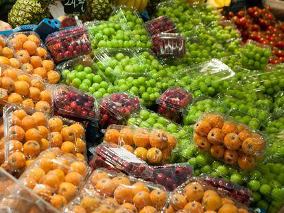 fruta envuelta en plástico en un mercado