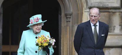 Imagen de archivo fechada el 16 de abril de 2017 que muestra a la reina Isabel II y del príncipe Felipe de Edimburgo tras asistir a una misa oficiada en la capilla de San Jorge en el castillo de Windsor (Reino Unido).