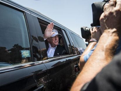 Donald Trump saluda a los medios desde su coche, el jueves en Texas.