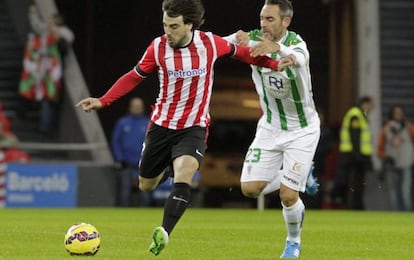 Be&ntilde;at y Abel G&oacute;mez luchan por el bal&oacute;n.