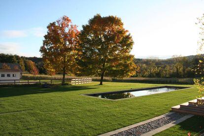 Jardín de la granja-estudio de Jonathan Prince. Berkshire es un área rural idílica al oeste de Massachusetts (EE UU) conocida por ser el lugar donde el escritor Philip Roth situó el encuentro entre los dos protagonistas de su famosa novela 'La Mancha Humana'. |