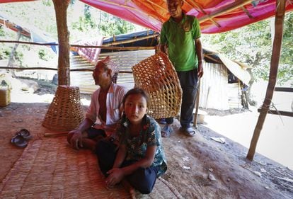 Chekbabadur, padre de Nita, es cestero y ha construido un refugio provisional de plástico y bambú para la familia y los animales.