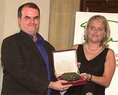 Mari Mar Blanco entrega el premio Miguel Ángel Blanco al fundador de la plataforma <i>Basta Ya</i>.