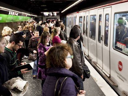 Usuarios del metro en el andén de la plaza de Espanya. 